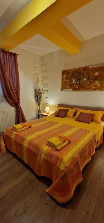 um quarto com uma cama grande num quarto em Apartments Fantazija Rovinj with a covered parking space em Rovinj