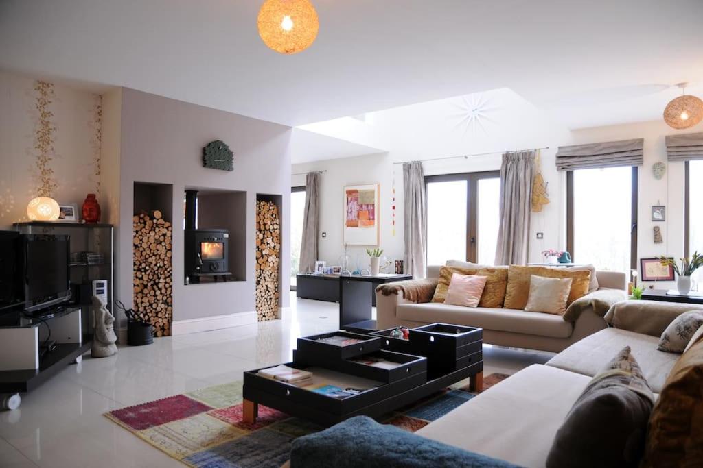 uma sala de estar com um sofá e uma mesa em Modern 4 Bedroom House Ring of Kerry -Killarney em Killarney