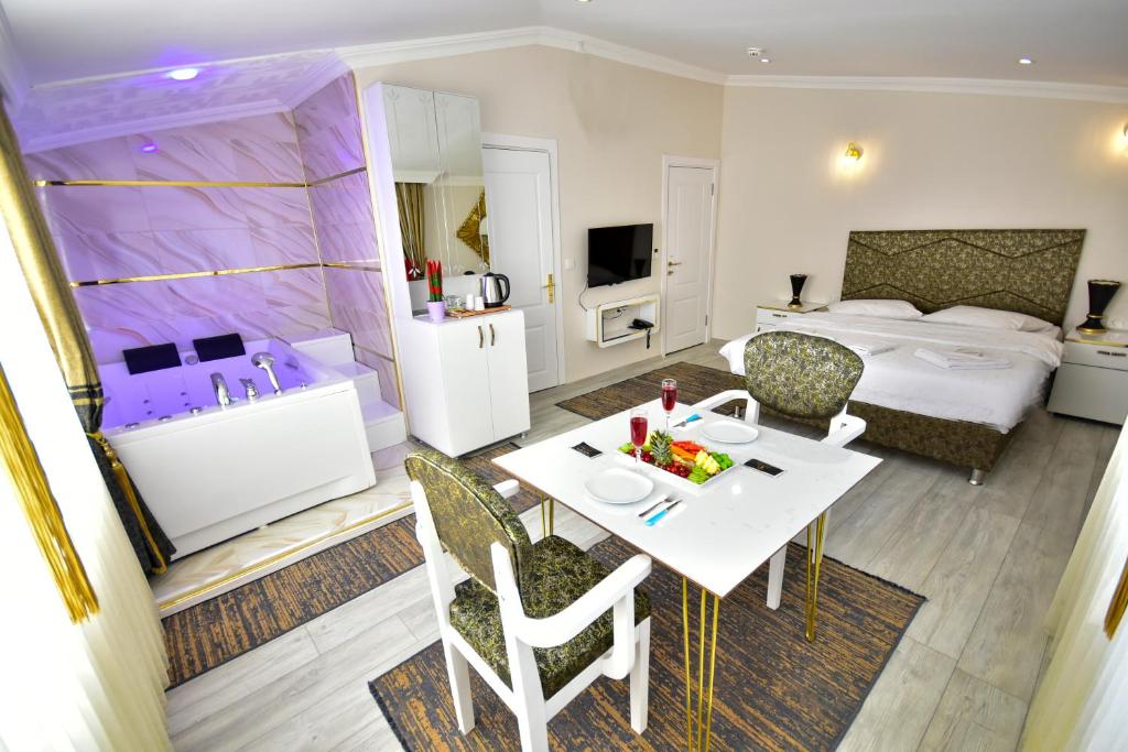 une chambre d'hôtel avec une table et un lit dans l'établissement Loca Suit, à Istanbul