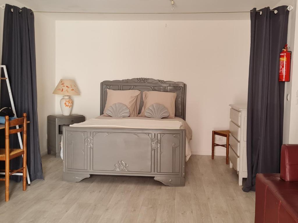 Una cama o camas en una habitación de Appt 2 pièces à 15 mn du Salagou