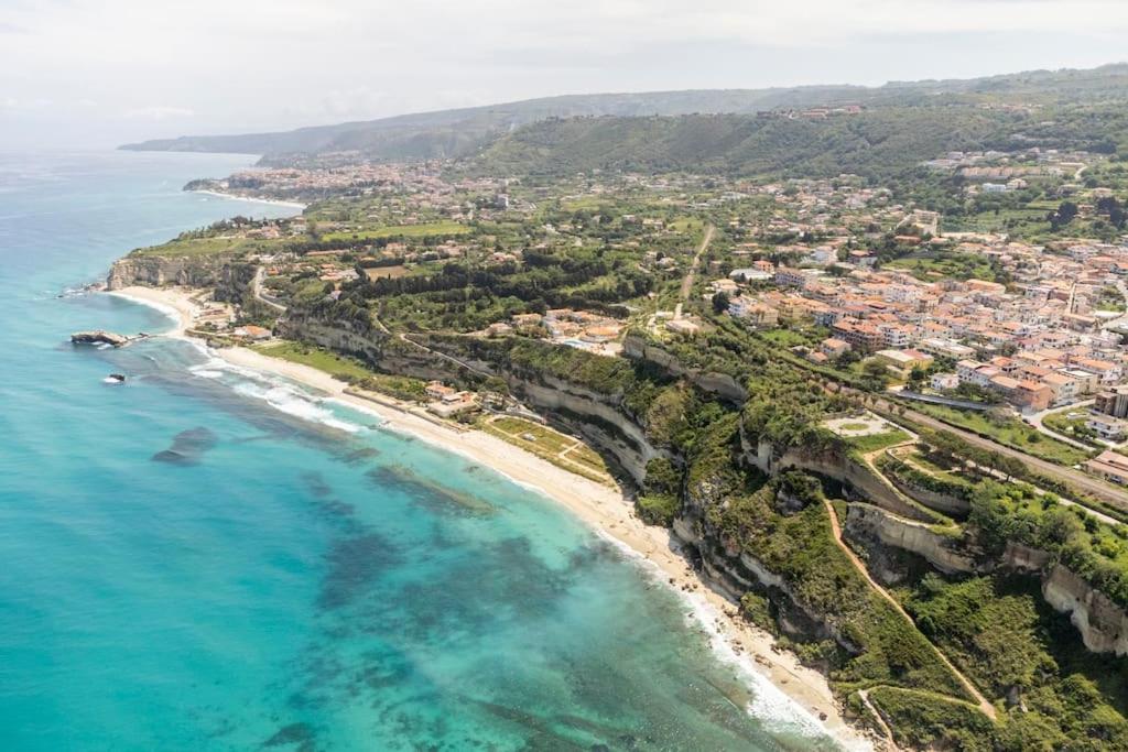 里卡迪的住宿－luxury 2，享有海滩和海洋的空中景致