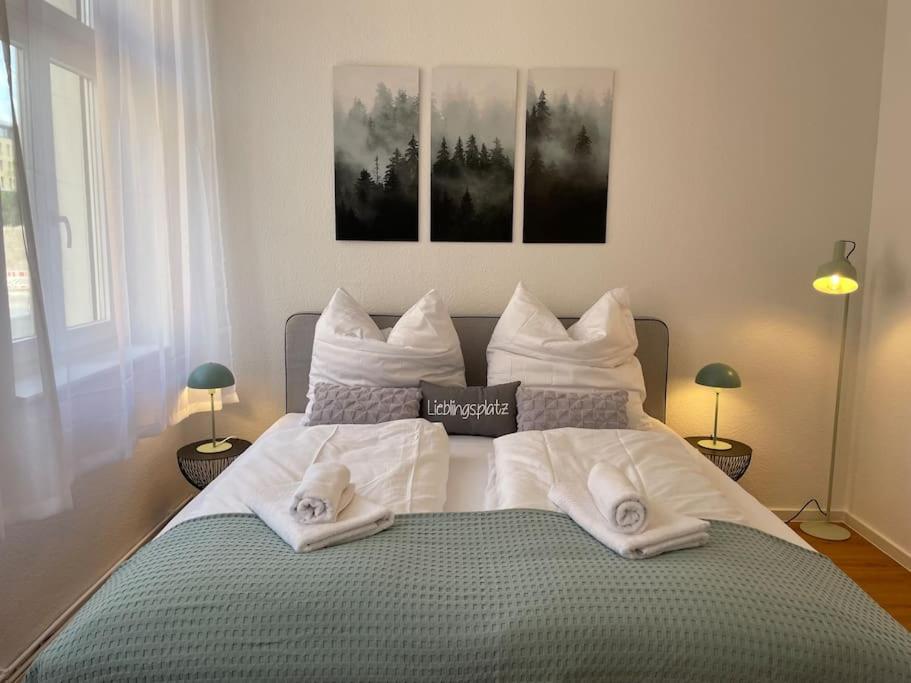 Säng eller sängar i ett rum på LUCKY STAYS LS03 - 2 Zimmer - Luxus - Zentrum - große Küche - Aufzug - Smart-TV