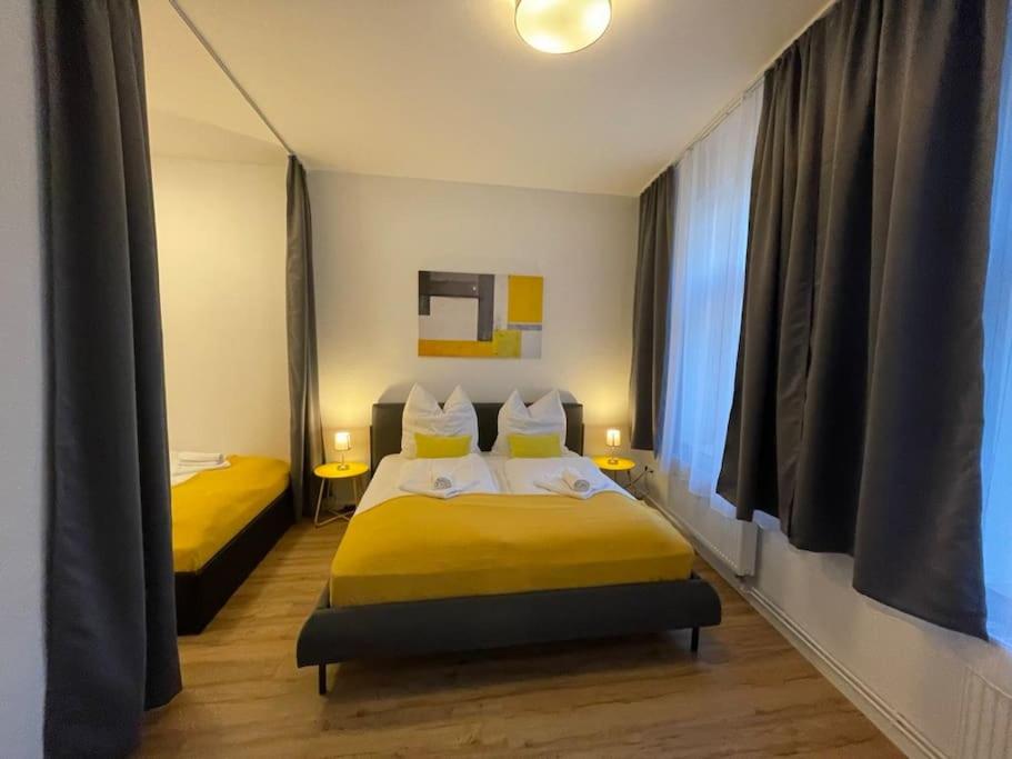 1 dormitorio con 2 camas y ventana en LUCKY STAYS LS04 - 2 Zimmer - Luxus - Zentrum - große Küche - Aufzug - Smart-TV en Magdeburgo