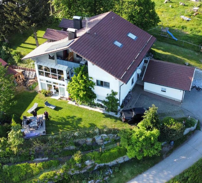 an overhead view of a white house with a roof at Ferienwohnungen Christa Grabmeier in Grainet