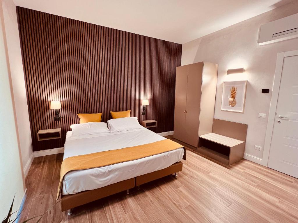 sypialnia z dużym łóżkiem z pomarańczowymi poduszkami w obiekcie Gelsi Luxury Suites w mieście Sora