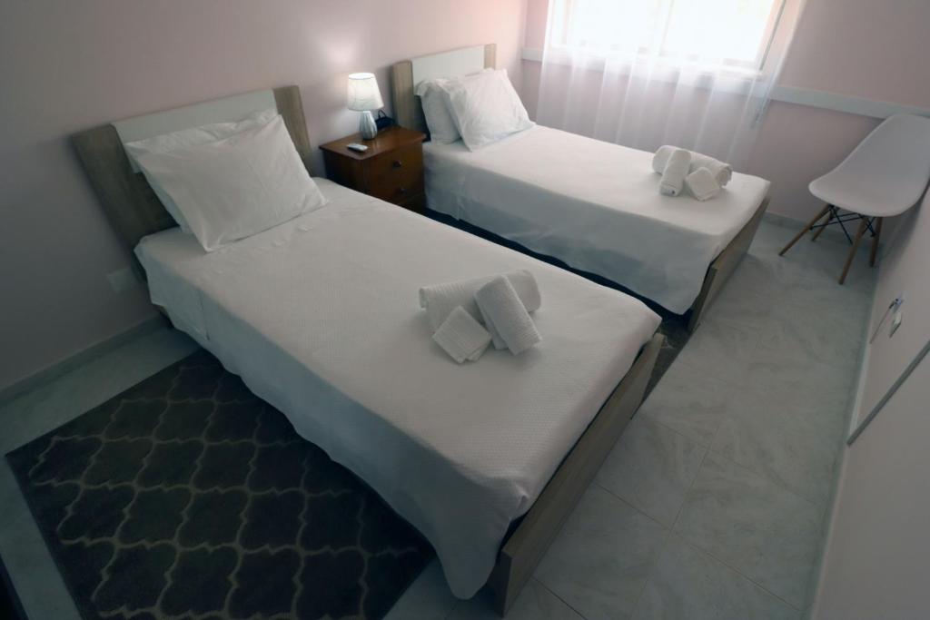 - 2 lits dans une chambre d'hôtel avec des serviettes dans l'établissement Urban Beach - Apartamento Pôr do Sol, à Portimão