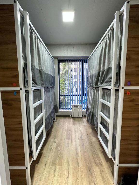 Postel nebo postele na pokoji v ubytování izzzi hostel