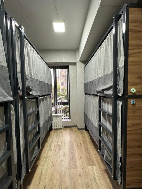 Postel nebo postele na pokoji v ubytování izzzi hostel