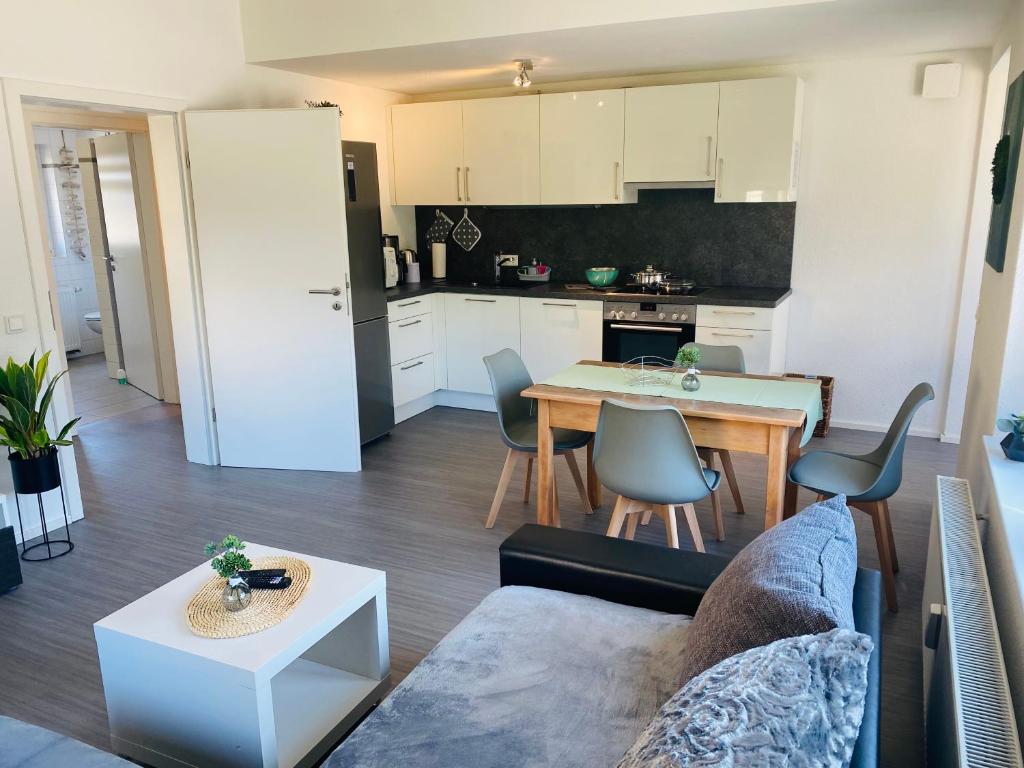 una cucina e un soggiorno con un divano e un tavolo di Ferienwohnung Am Maarbach a Konz