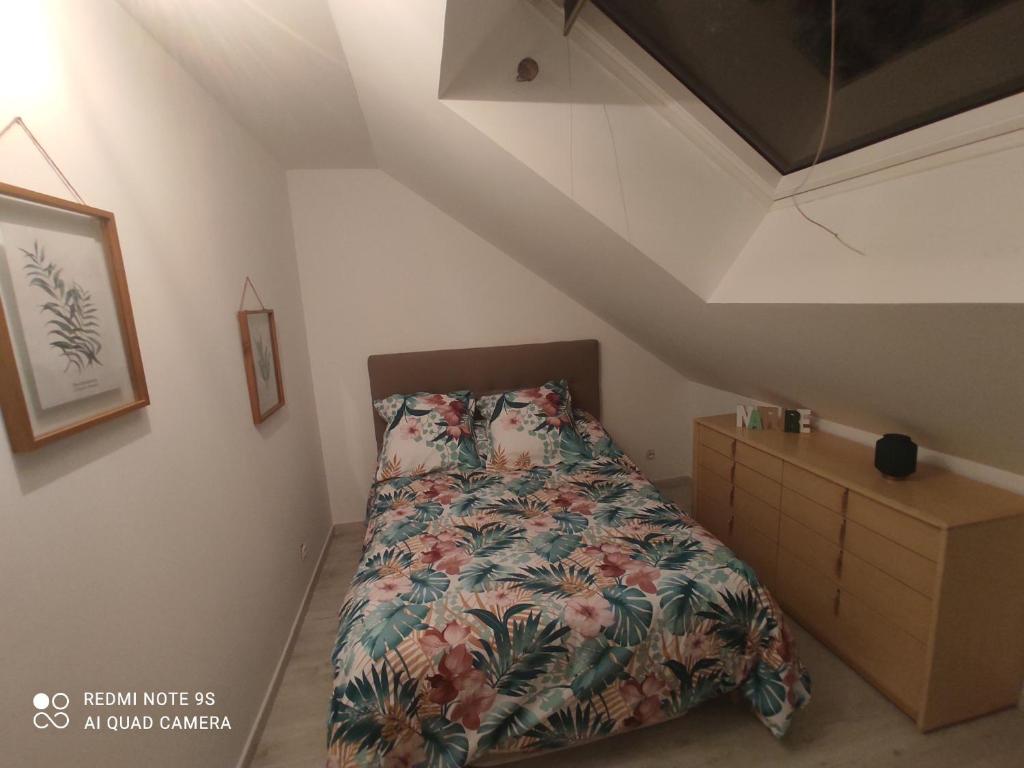 een slaapkamer met een bed en een houten dressoir bij Family 2 in Changé