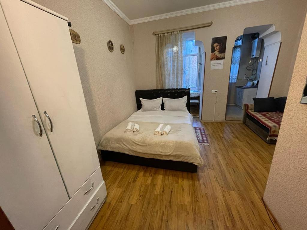 um quarto com uma cama com dois sapatos em Viktoriahotel em Tbilisi