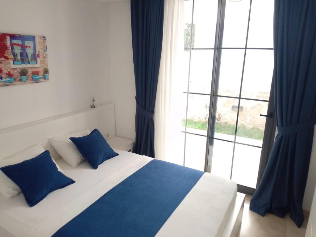 A bed or beds in a room at Stone House Aparts 1 plus 1 mit Poolterrasse Kalkan No 1