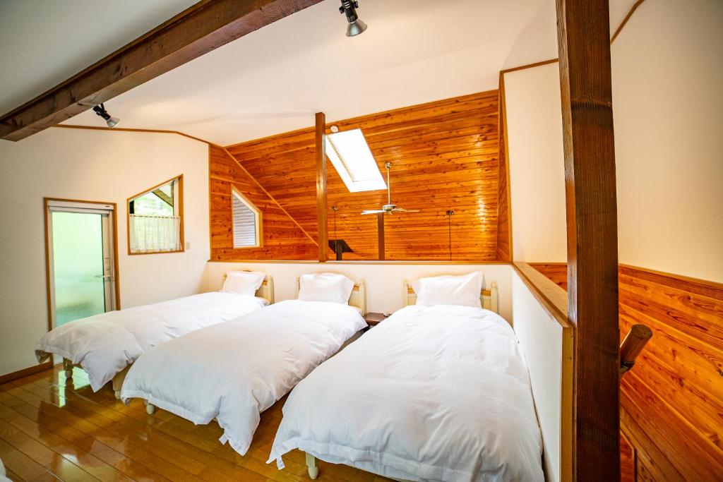Postel nebo postele na pokoji v ubytování 鳥の街77号北軽井沢#木の香りに包まれる癒しの木House#吹き抜けのある貸切別荘#BBQ#ダーツ#カラOK#大画面プロジェクター#駐車可