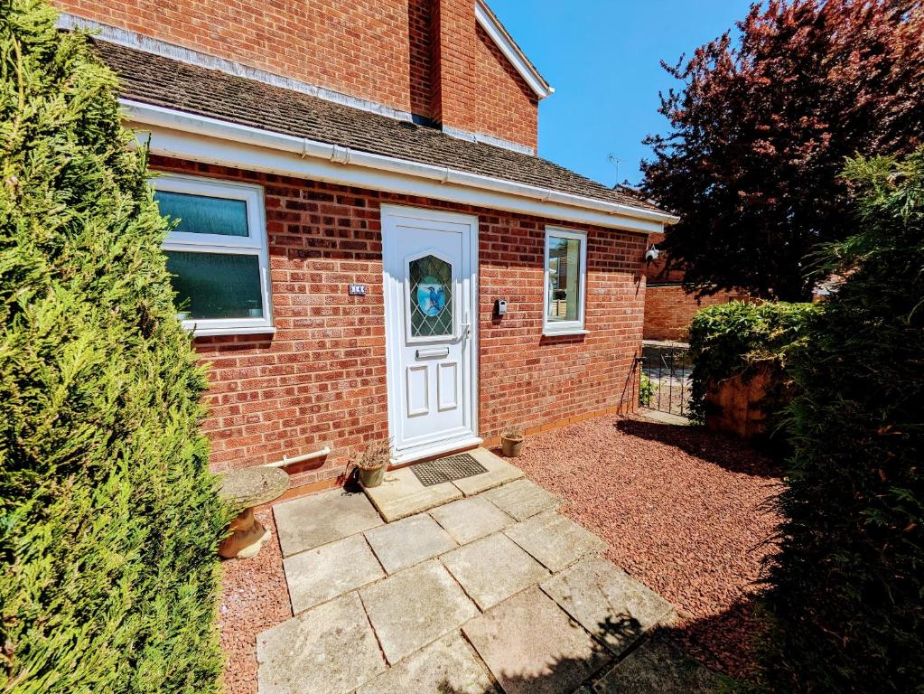 Family Home, up to 6 Guests, Garden, Parking, Near Amenities