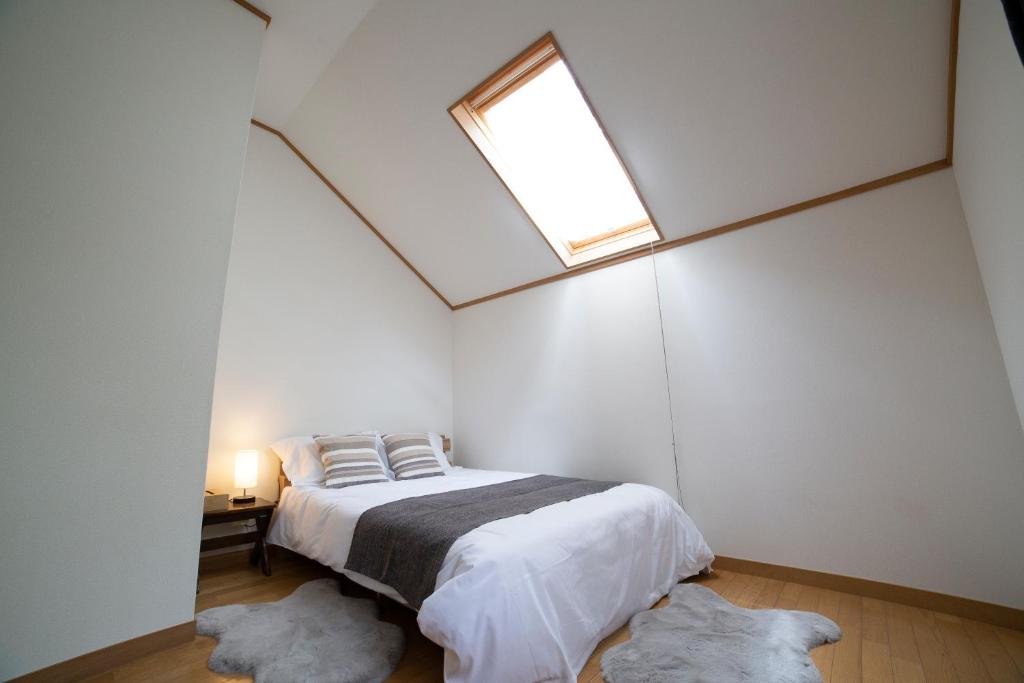 Postel nebo postele na pokoji v ubytování 鳥の街77号北軽井沢#木の香りに包まれる癒しの木House#吹き抜けのある貸切別荘#BBQ#ダーツ#カラOK#大画面プロジェクター#駐車可