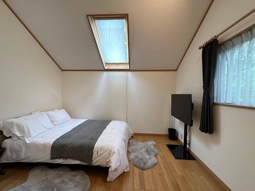 Postel nebo postele na pokoji v ubytování 鳥の街77号北軽井沢#木の香りに包まれる癒しの木House#吹き抜けのある貸切別荘#BBQ#ダーツ#カラOK#大画面プロジェクター#駐車可