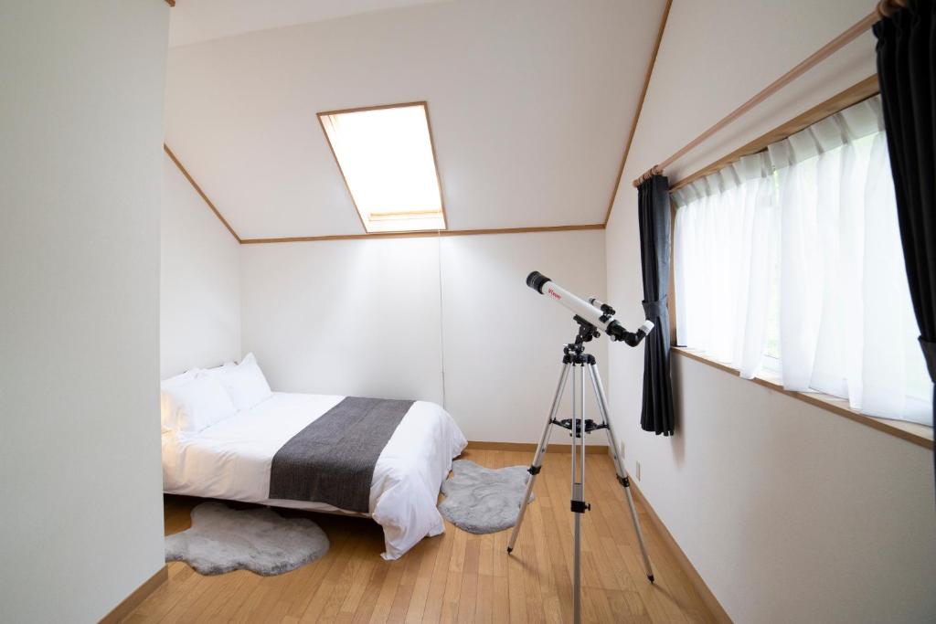 Postel nebo postele na pokoji v ubytování 鳥の街77号北軽井沢#木の香りに包まれる癒しの木House#吹き抜けのある貸切別荘#BBQ#ダーツ#カラOK#大画面プロジェクター#駐車可