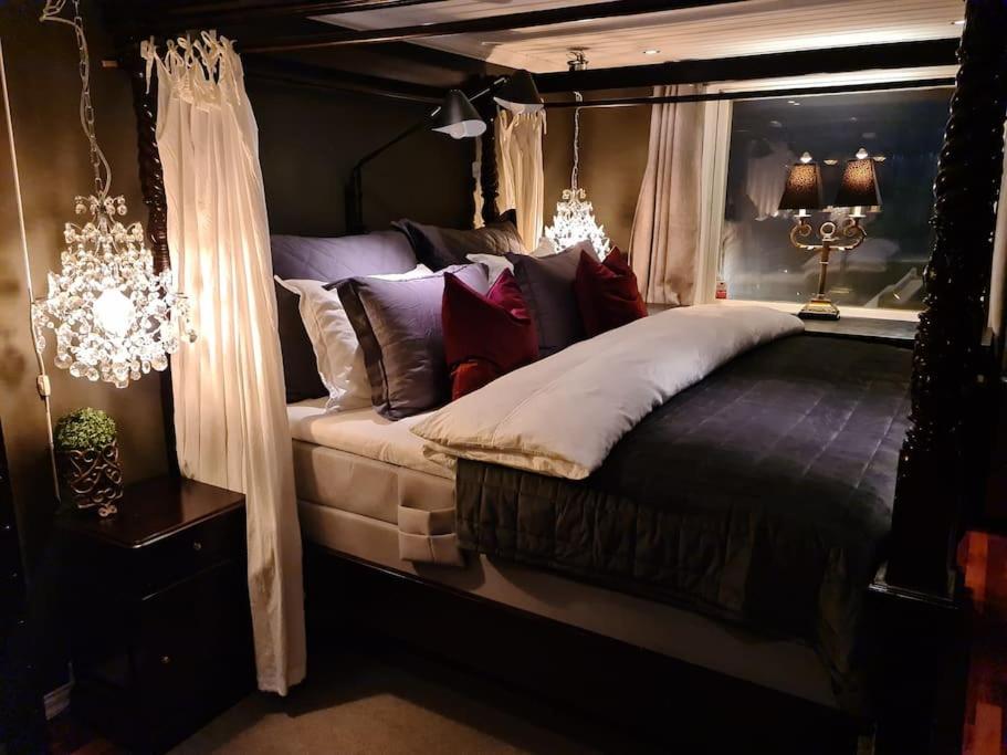 a bedroom with a canopy bed with chandeliers at Høy standard. Mye for pengene. Gratis velkomstgave in Narvik