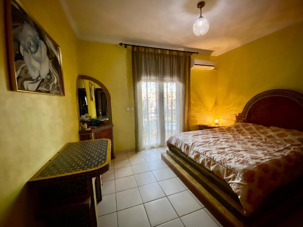 ein Schlafzimmer mit einem großen Bett und einem Fenster in der Unterkunft Villa Ory in Agadir