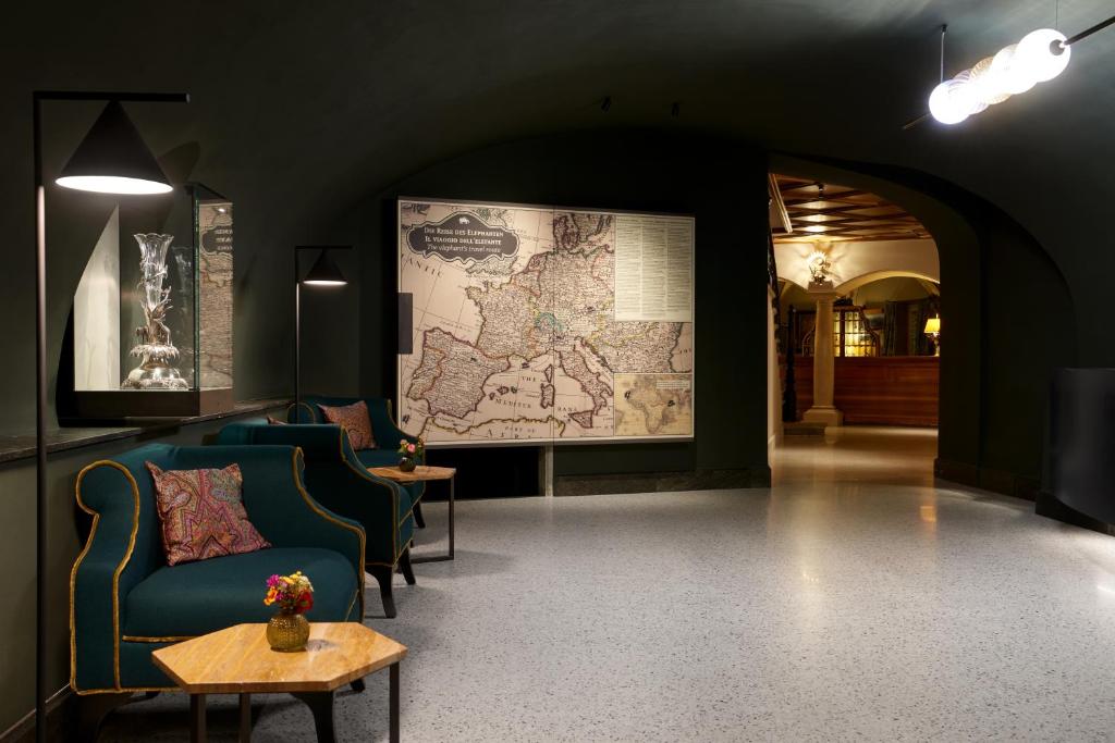 ブレッサノーネにあるホテル エレファントの壁に大地図を掲載した部屋