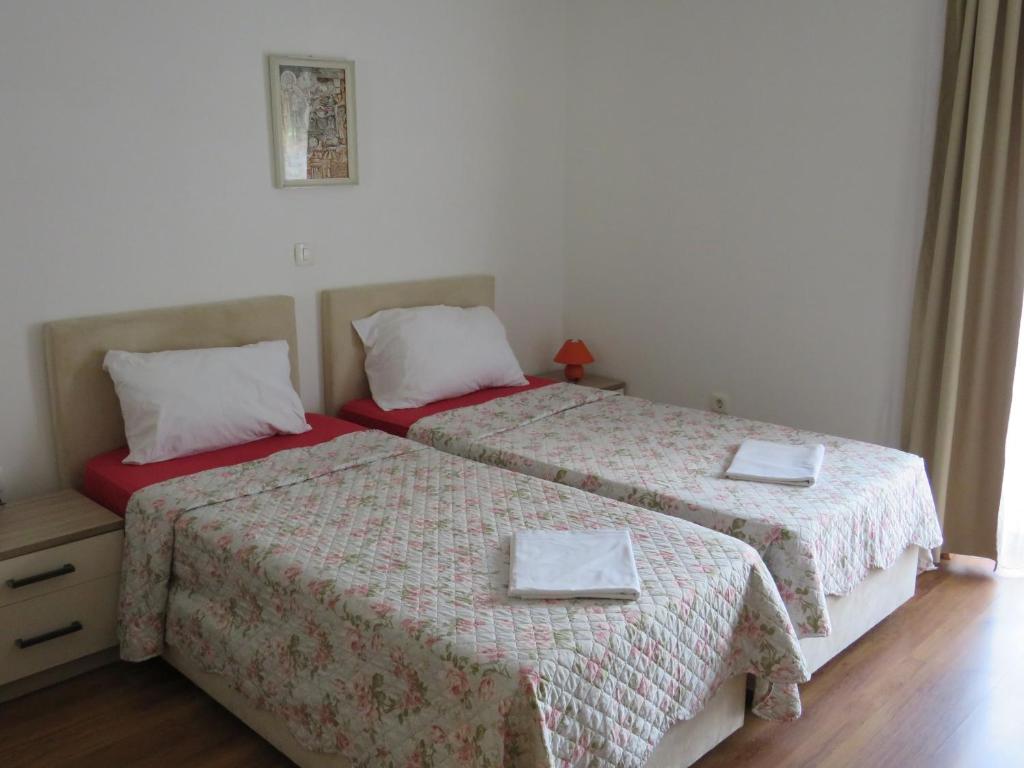 Dos camas en una habitación de hotel con dos toallas. en Split Apartments 1-2 en Split