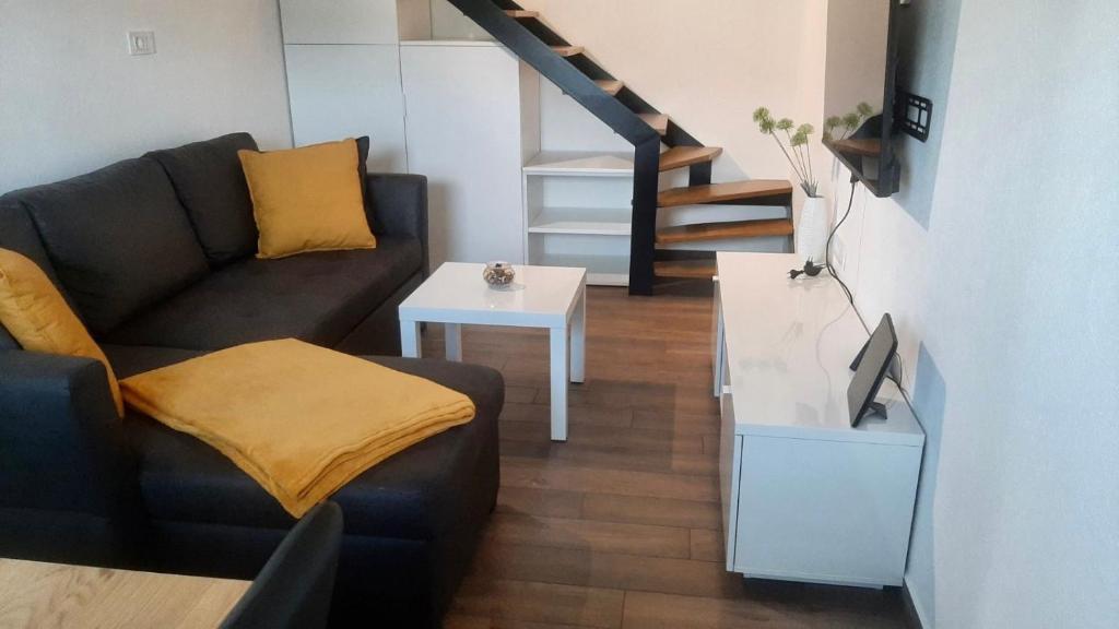 sala de estar con sofá y mesa en Apartma Lima en Ankaran