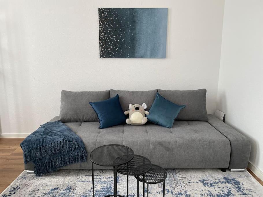um urso de peluche sentado num sofá na sala de estar em LUCKY STAYS LS10 - 2 Zimmer - Luxus - Zentrum - große Küche - Aufzug - Smart-TV em Magdeburg