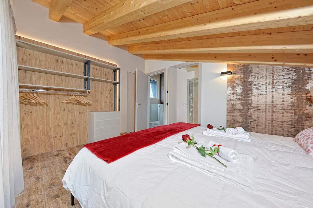 Postel nebo postele na pokoji v ubytování Lux Domotic Apt-Chalet Dolomites
