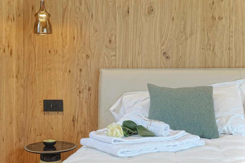 Postel nebo postele na pokoji v ubytování Lux Domotic Apt-Chalet Dolomites