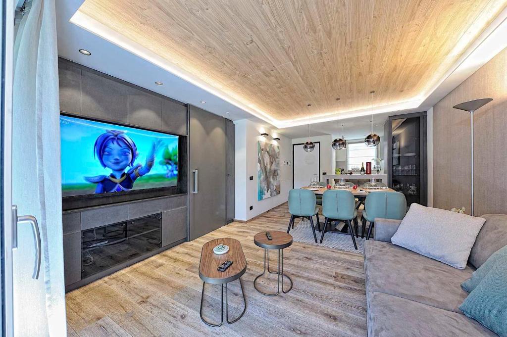 TV a/nebo společenská místnost v ubytování Lux Domotic Apt-Chalet Dolomites