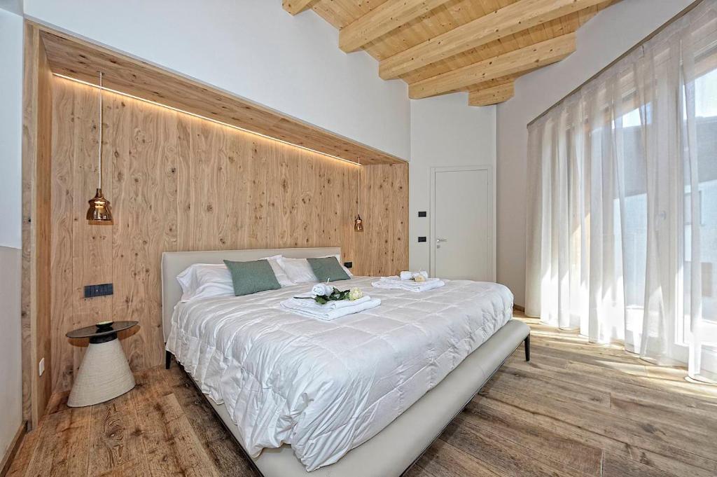Postel nebo postele na pokoji v ubytování Lux Domotic Apt-Chalet Dolomites