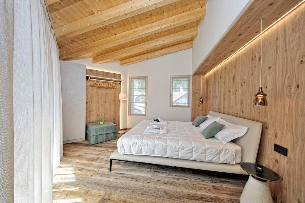Postel nebo postele na pokoji v ubytování Lux Domotic Apt-Chalet Dolomites