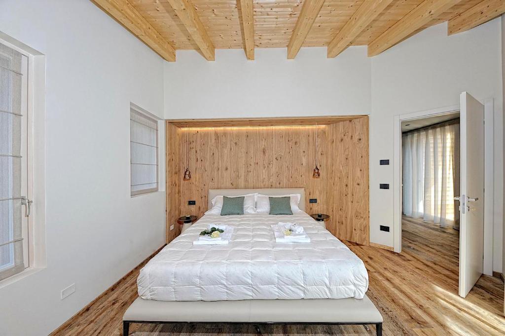 Postel nebo postele na pokoji v ubytování Lux Domotic Apt-Chalet Dolomites
