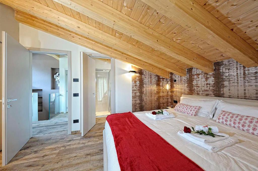 Postel nebo postele na pokoji v ubytování Lux Domotic Apt-Chalet Dolomites