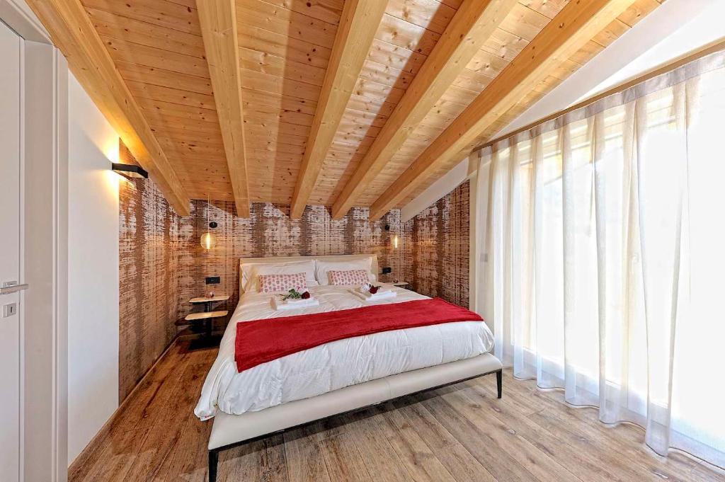 Postel nebo postele na pokoji v ubytování Lux Domotic Apt-Chalet Dolomites