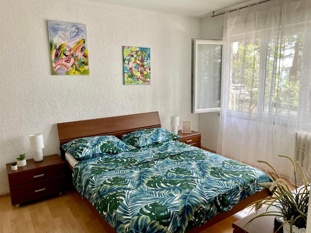 1 dormitorio con cama y ventana en P&K, en Rijeka