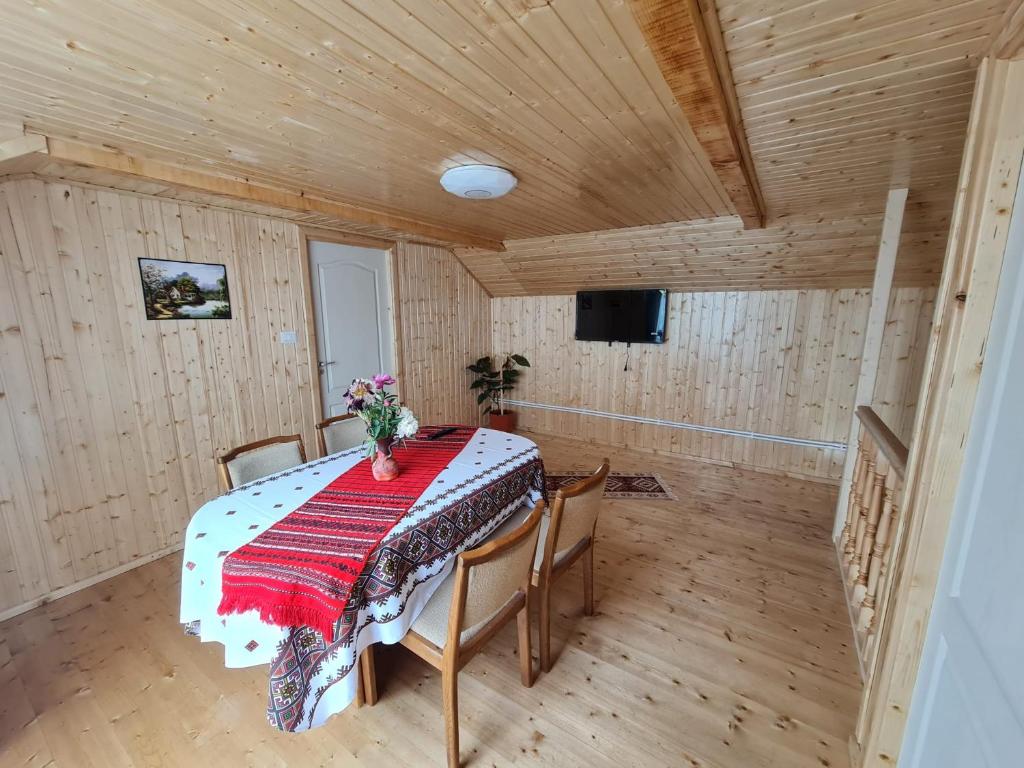 TV a/nebo společenská místnost v ubytování Casa Faurului
