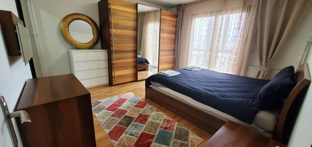 - une petite chambre avec un lit et un miroir dans l'établissement Ata, à Istanbul