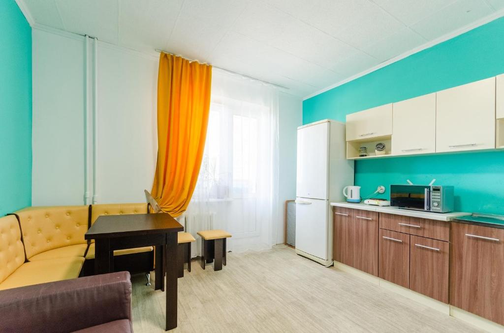 基輔的住宿－HOSTEL 95，一间配有沙发和桌子的厨房