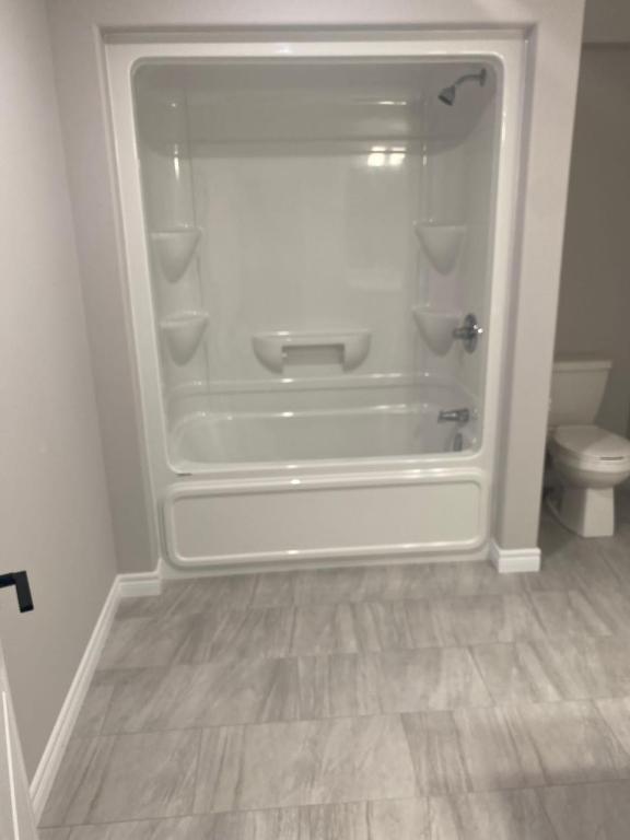 un frigorifero vuoto in bagno con servizi igienici di Peaceful Getaway a Norwood