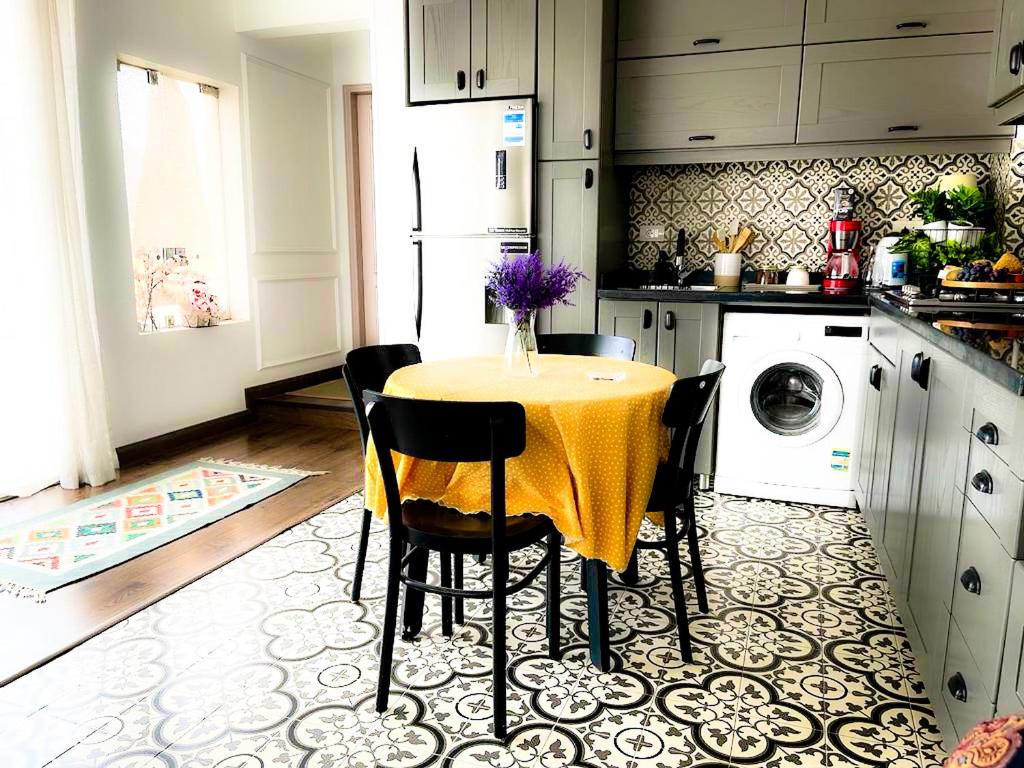 A kitchen or kitchenette at La Perle Pyramids