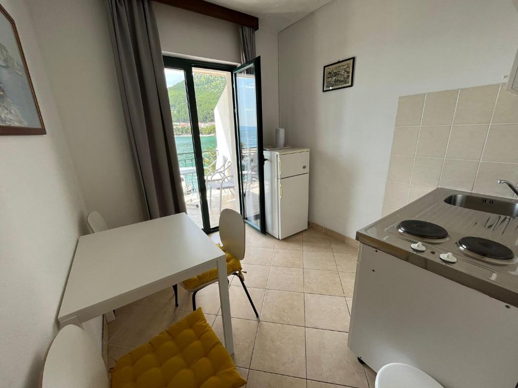 Kuchyň nebo kuchyňský kout v ubytování Apartmani More