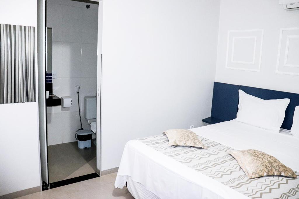 Postel nebo postele na pokoji v ubytování PARIS HOTEL