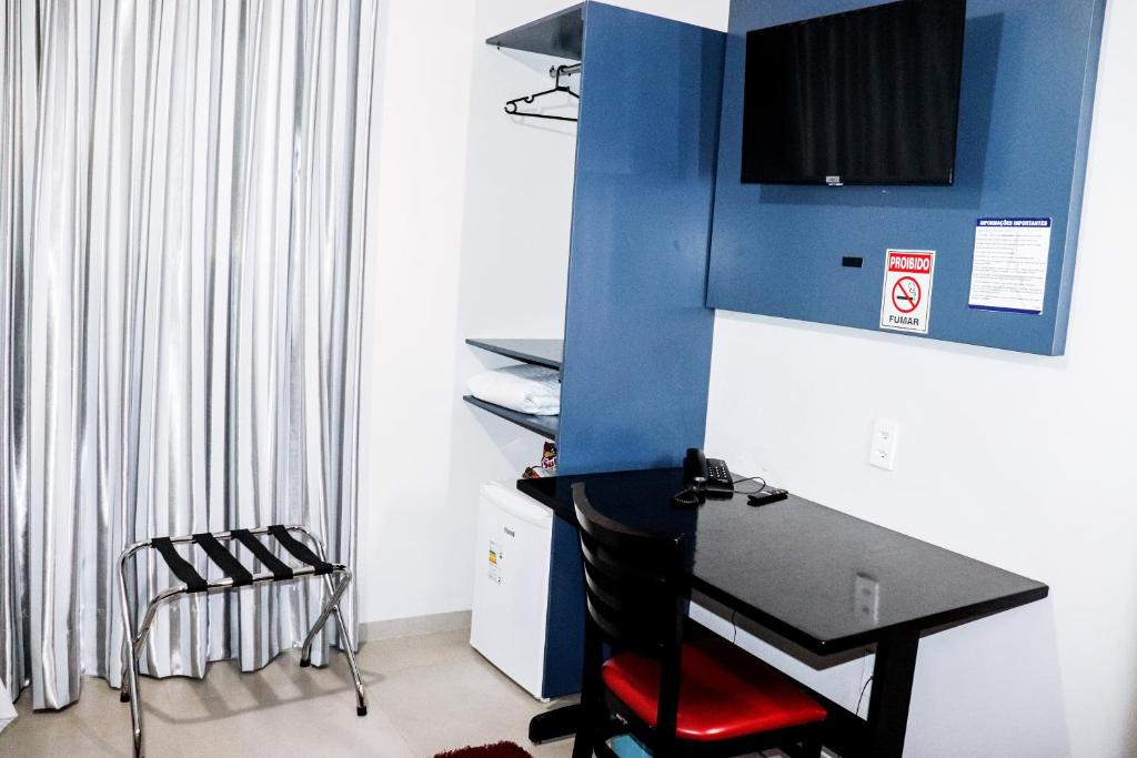 TV a/nebo společenská místnost v ubytování PARIS HOTEL
