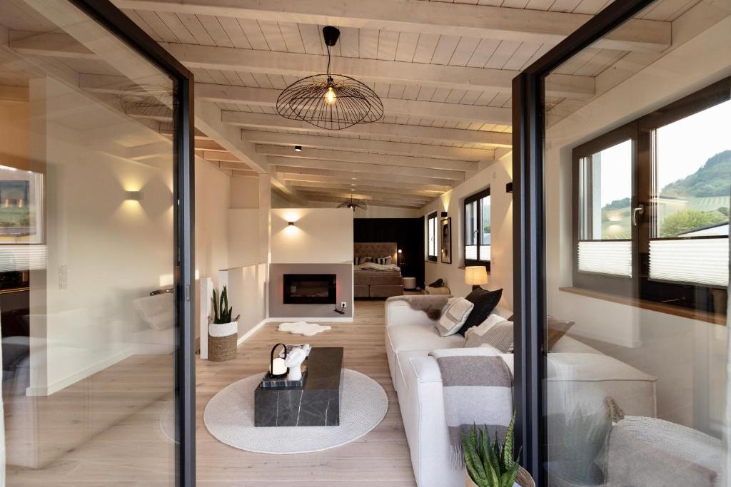 ein Wohnzimmer mit einem Sofa und einem Tisch in der Unterkunft LOFT19 Neu Design Luxus Maisonette Balkon für 2 Personen in Traben-Trarbach