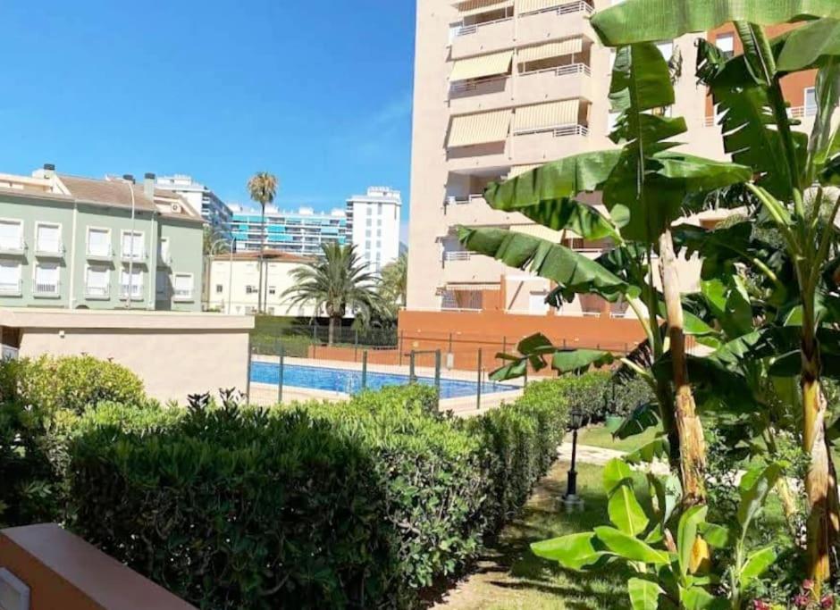 - une vue depuis le balcon d'un immeuble avec piscine dans l'établissement Jardines de Sinia, à Los Mártires
