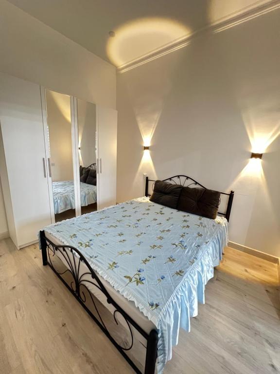 - une chambre avec un lit et une couette bleue dans l'établissement Суточная аренда в городе Атырау, à Atyraū