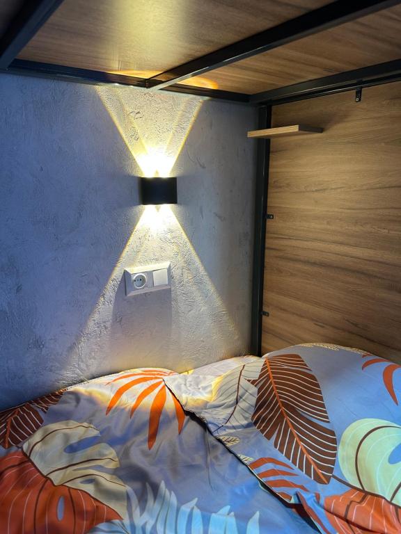Postel nebo postele na pokoji v ubytování izzzi hostel