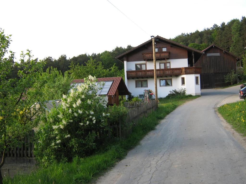 una casa al lado de una carretera en gemütliche Ferienwohnung, en Zandt