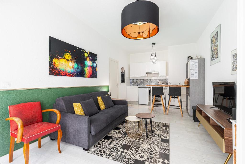 un salon avec un canapé et une cuisine dans l'établissement COCOON BEACH Central Proche Mer, à Nice